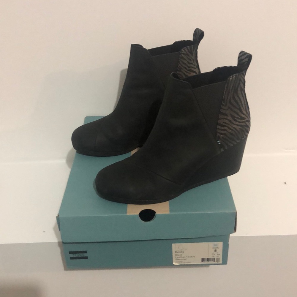 Toms Kelsey Black Leather/ Shimmer size 8